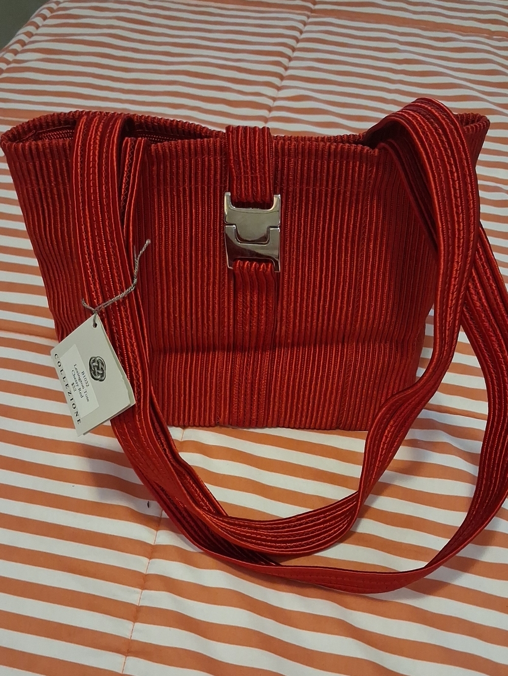 Women’s Red Ribbed Mini Shoulder Bag with Silver Clasp.   '